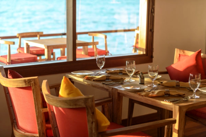 迪古法鲁岛 Dhigufaru Island Resort,dining时间( )美食攻略 Athiri Resturant & Wine Cellar--餐厅和酒窖 ,方便大家选岛(海岸线假期一级代理提供),海岛马尔代夫maldives