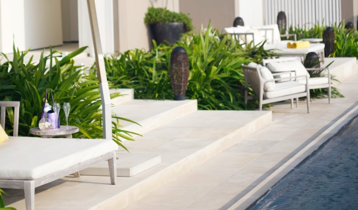 白马庄园 Cheval Blanc Randheli,dining时间( 11:00-20:00；午餐：12:00至18:00 )美食攻略 Spa ba（水疗吧） ，方便大家选岛（海岸线假期一级代理提供），海岛马尔代夫maldives