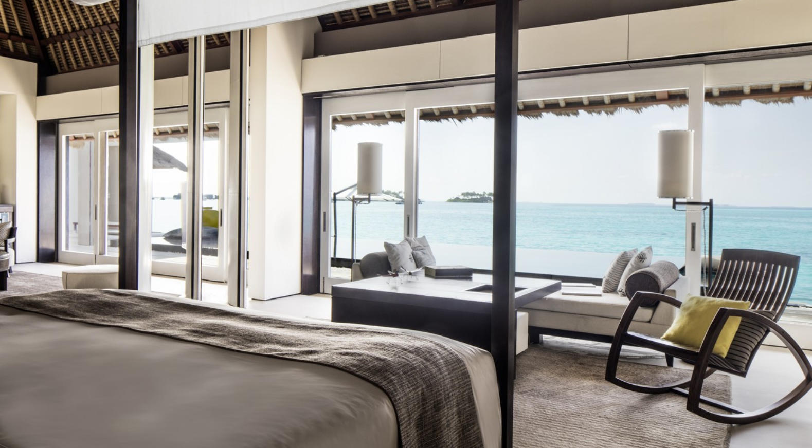 房型内部设施图片参考，如无边泳池与电视及音响， 单卧室水上泄湖别墅-Lagoon Water Villa one bedroom maldievs(白马庄园 Cheval Blanc Randheli) 