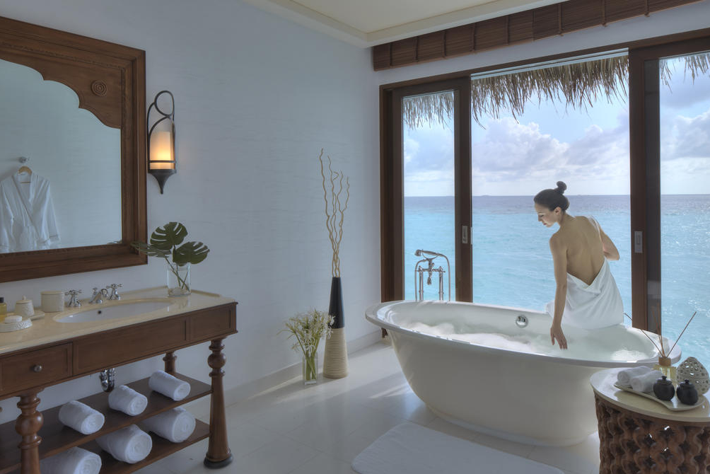 房型内部设施图片参考，如无边泳池与电视及音响， 泳池水上别墅-Water Pool Villa maldievs(瑞喜登|瑞喜敦 The Residence) 