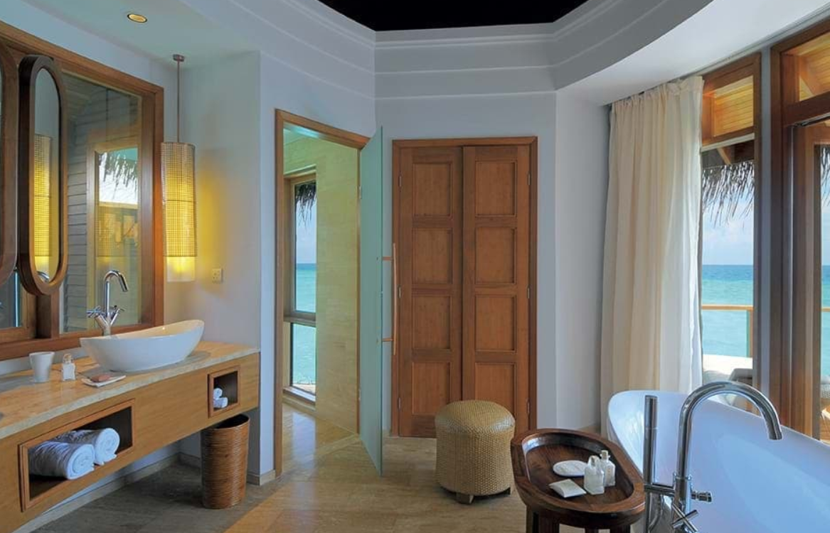 房型内部设施图片参考，如无边泳池与电视及音响， 家庭水上泳池别墅-Family Water VIlla Pool maldievs(哈拉薇利|康斯坦斯 Constance Halaveli) 