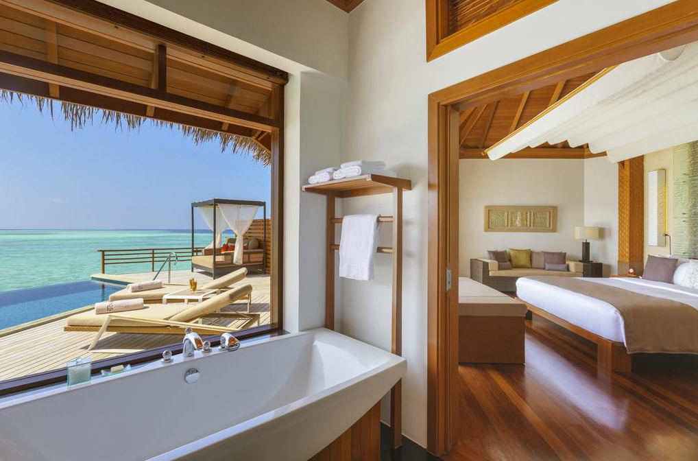 房型内部设施图片参考，如无边泳池与电视及音响， 水屋泳池别墅-Water Pool Villas maldievs(巴洛斯岛 Baros Maldives) 