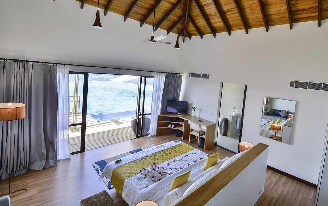 房型内部设施图片参考，如无边泳池与电视及音响， 泳池水上别墅-Pool Water Villa maldievs(鲁宾逊|罗宾逊|鲁滨逊 Robinson Club) 