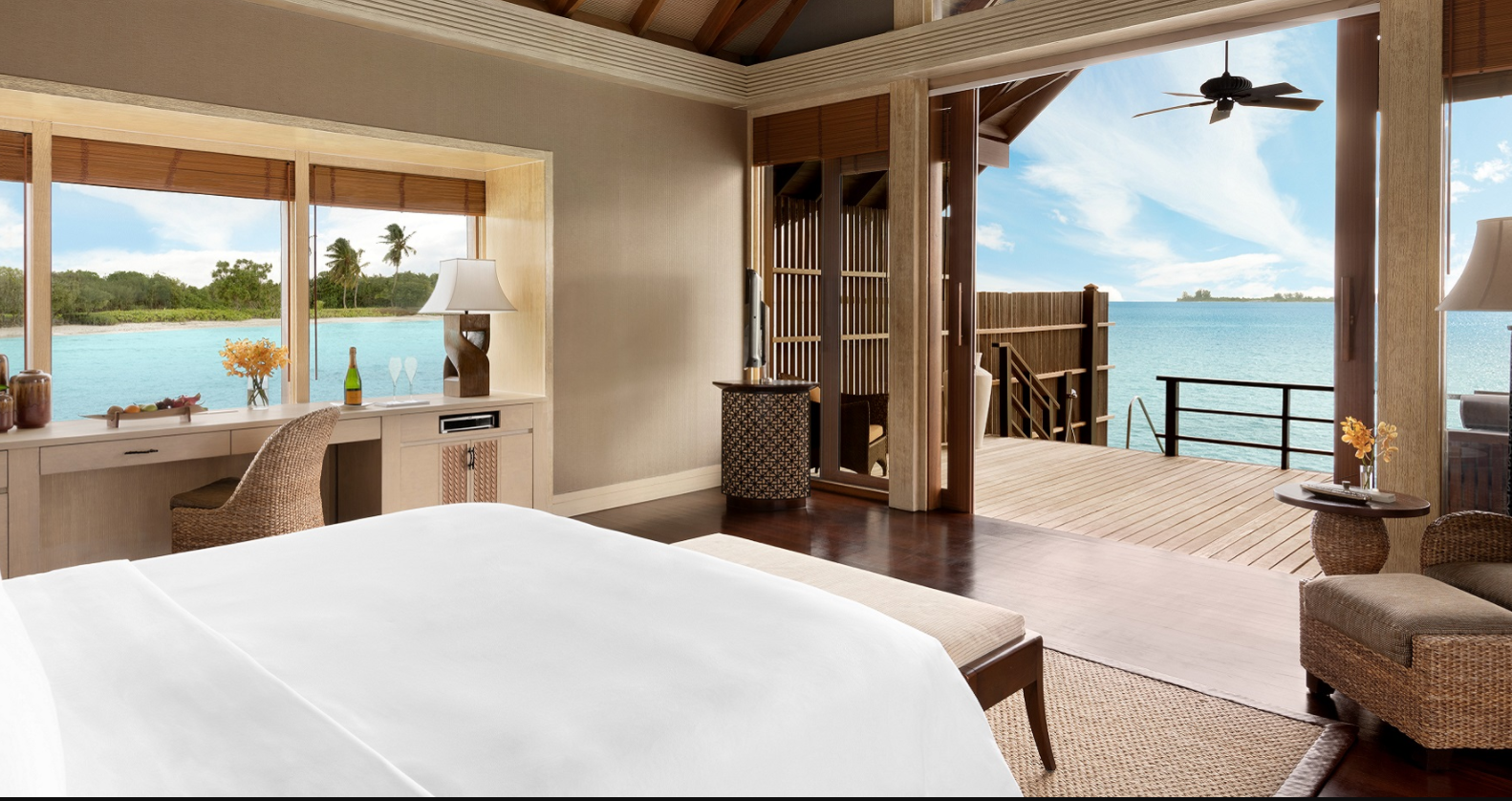 房型内部设施图片参考，如无边泳池与电视及音响， 日落水上别墅-Sunset Overwater Villa maldievs(香格里拉|薇宁姬莉岛 Shangri-La s Villingili Resort and Spa Maldives) 