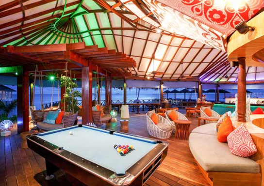 中央格兰德|圣塔拉岛 Centara Grand,dining时间( 10:00 - 24:00 )美食攻略 Coral Bar & Lounge(珊瑚高级酒吧) ,方便大家选岛(海岸线假期一级代理提供),海岛马尔代夫maldives