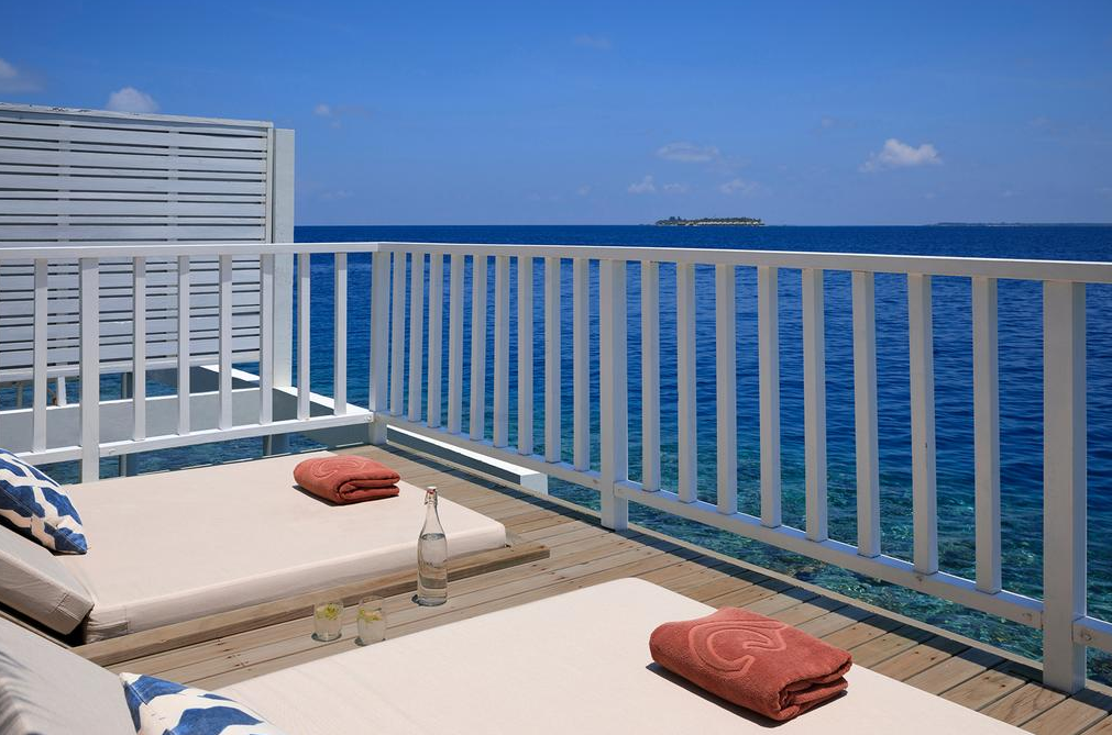 房型内部设施图片参考,如无边泳池与电视及音响, 豪华家庭水上别墅-Deluxe Family Water Villa maldievs(中央格兰德|圣塔拉岛 Centara Grand)