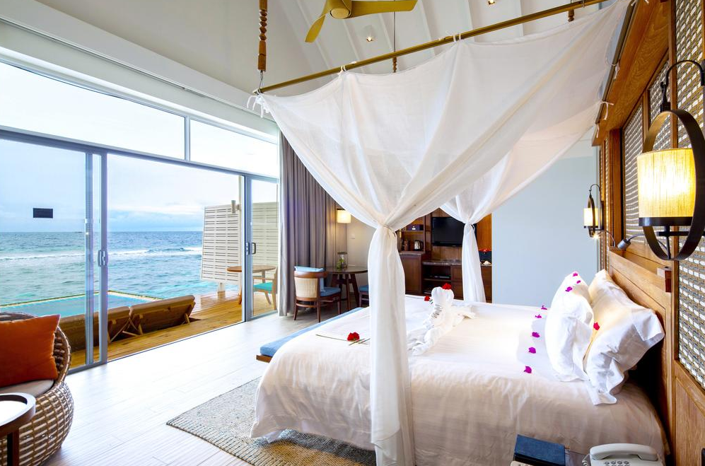 房型内部设施图片参考,如无边泳池与电视及音响, 日落海洋泳池别墅-Sunset Ocean Pool Villa maldievs(中央格兰德|圣塔拉岛 Centara Grand)