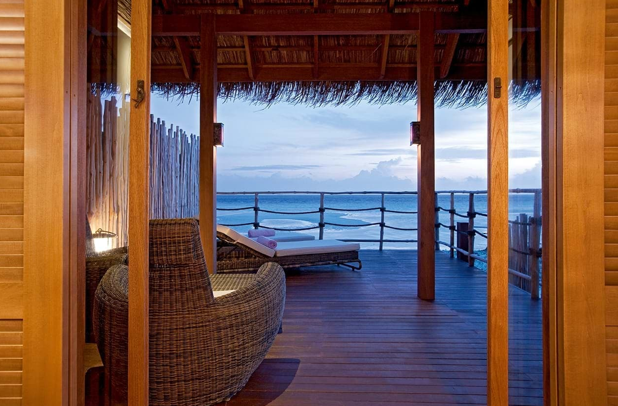 房型内部设施图片参考，如无边泳池与电视及音响， 高级水上别墅-Senior Water Villa maldievs(慕芙士岛|魔富士 Constance Moofushi) 