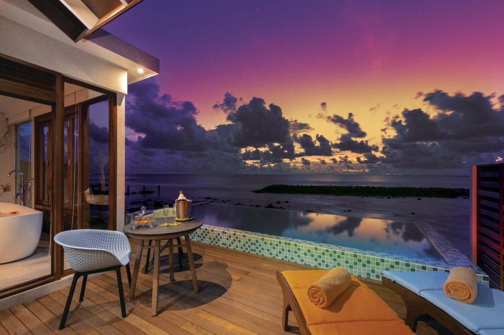 房型内部设施图片参考，如无边泳池与电视及音响， 日落水上泳池别墅-Sunset Water Villa with Pool maldievs(AKM卡尼富士岛 Atmosphere Kanifushi Maldives) 
