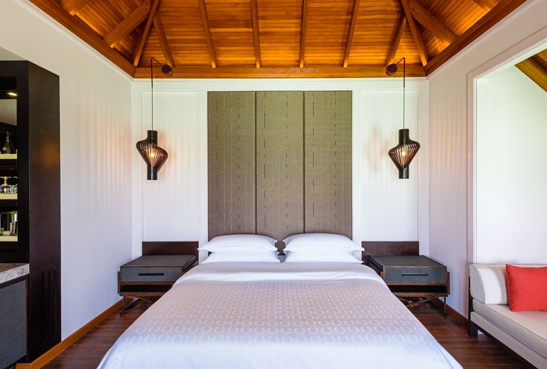 房型内部设施图片参考，如无边泳池与电视及音响， 水上小屋-Water Bungalows maldievs(满月岛(喜来登) Full Moon) 