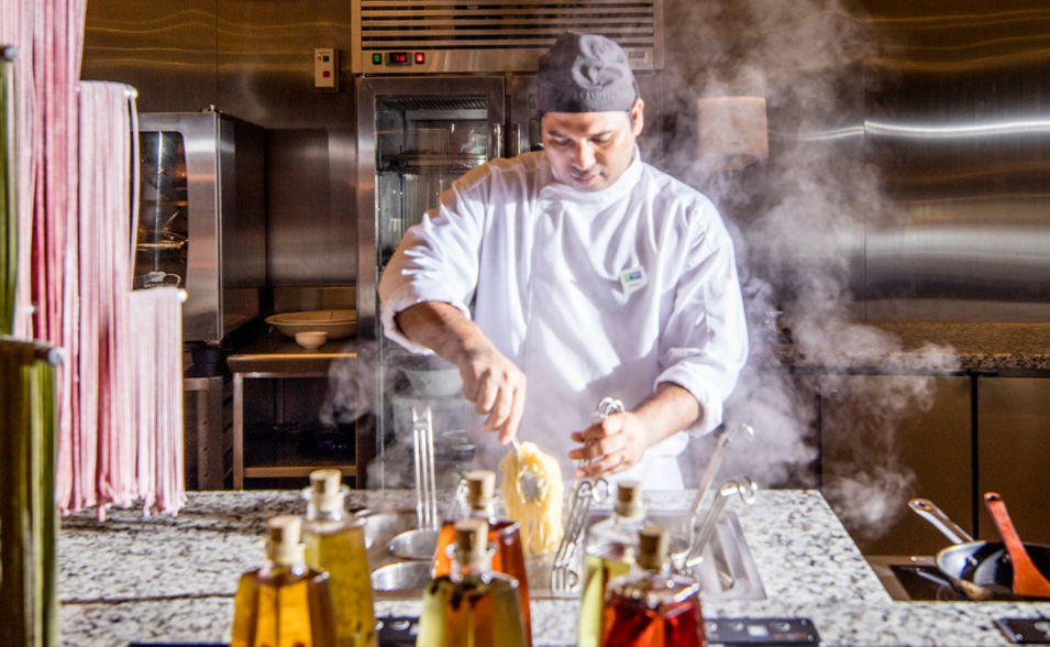 Kandooma Cafe dining美食的图片集（ 水果和一系列温暖、新鲜的糕点 ），印度洋三大明珠马尔代夫,康杜玛(马)岛 Kandooma Maldives