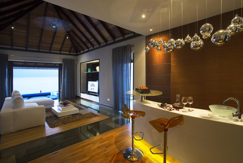 房型内部设施图片参考，如无边泳池与电视及音响， 水上套房-Water Suite maldievs(薇拉莎露岛|蔚蓝沙鲁岛 Velassaru) 