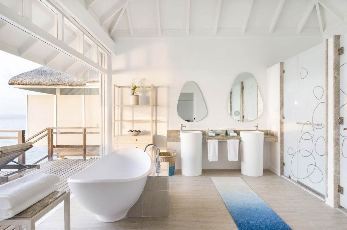 房型内部设施图片参考，如无边泳池与电视及音响， 丽世水上别墅-Water Villas maldievs(丽世岛|原狄娃岛 LUX* SOUTH Maldives) 