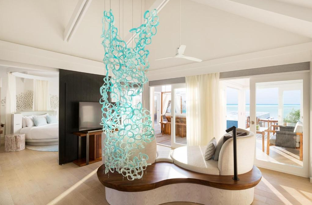 房型内部设施图片参考，如无边泳池与电视及音响， 魅力泳池水上别墅-Temptation Pool Water Villa maldievs(丽世岛|原狄娃岛 LUX* SOUTH Maldives) 