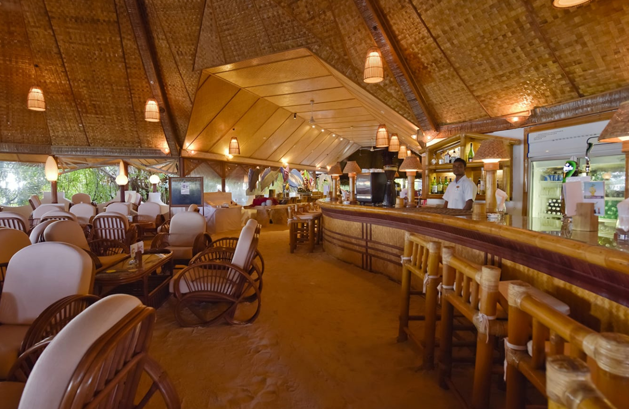 蓝色美人蕉(礁) Thulhagiri Island Resort,dining时间( 10:00-18:30 )美食攻略 sand bar--沙滩酒吧 ，方便大家选岛（海岸线假期一级代理提供），海岛马尔代夫maldives