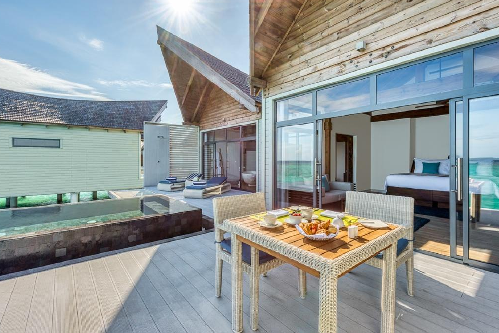 房型内部设施图片参考，如无边泳池与电视及音响， 水上泳池别墅（泻湖景观）-Overwater Pool Villa Lagoon maldievs(莫凡彼|瑞享岛 Movenpick Resort Kuredhivaru Maldives) 