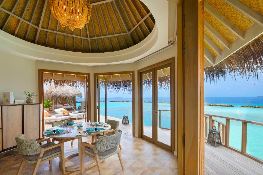 房型内部设施图片参考,如无边泳池与电视及音响,  Ocean Residences-海洋住宅  maldievs(鹦鹉螺岛 The Nautilus Maldives)