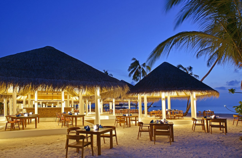 烧烤餐厅--Grill Restaurant dining美食的图片集（ 海鲜烧烤，沙滩上 ），印度洋三大明珠马尔代夫,伊露薇丽岛 Sun Aqua Iru Veli