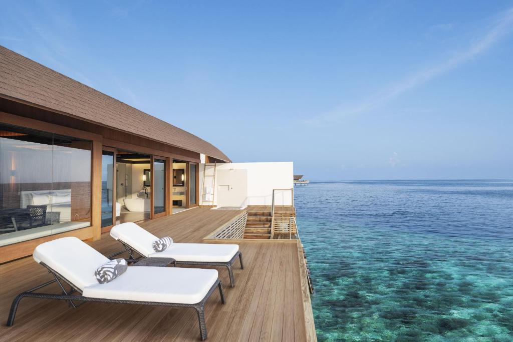 房型内部设施图片参考,如无边泳池与电视及音响, Overwater Villa-水上别墅  maldievs(威斯汀 The Westin Maldives Miriandhoo Resort)