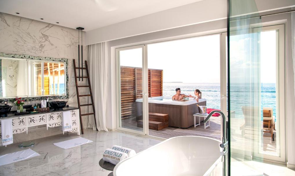 Jacuzzi Water Villa-按摩浴缸水上别墅  房型图片及房间装修风格(翡翠岛 Emerald Maldives Resort and Spa)海岛马尔代夫 