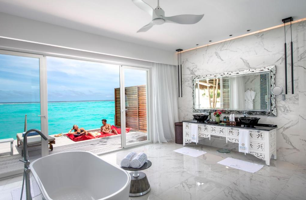 房型内部设施图片参考，如无边泳池与电视及音响， Jacuzzi Water Villa-按摩浴缸水上别墅  maldievs(翡翠岛 Emerald Maldives Resort and Spa) 