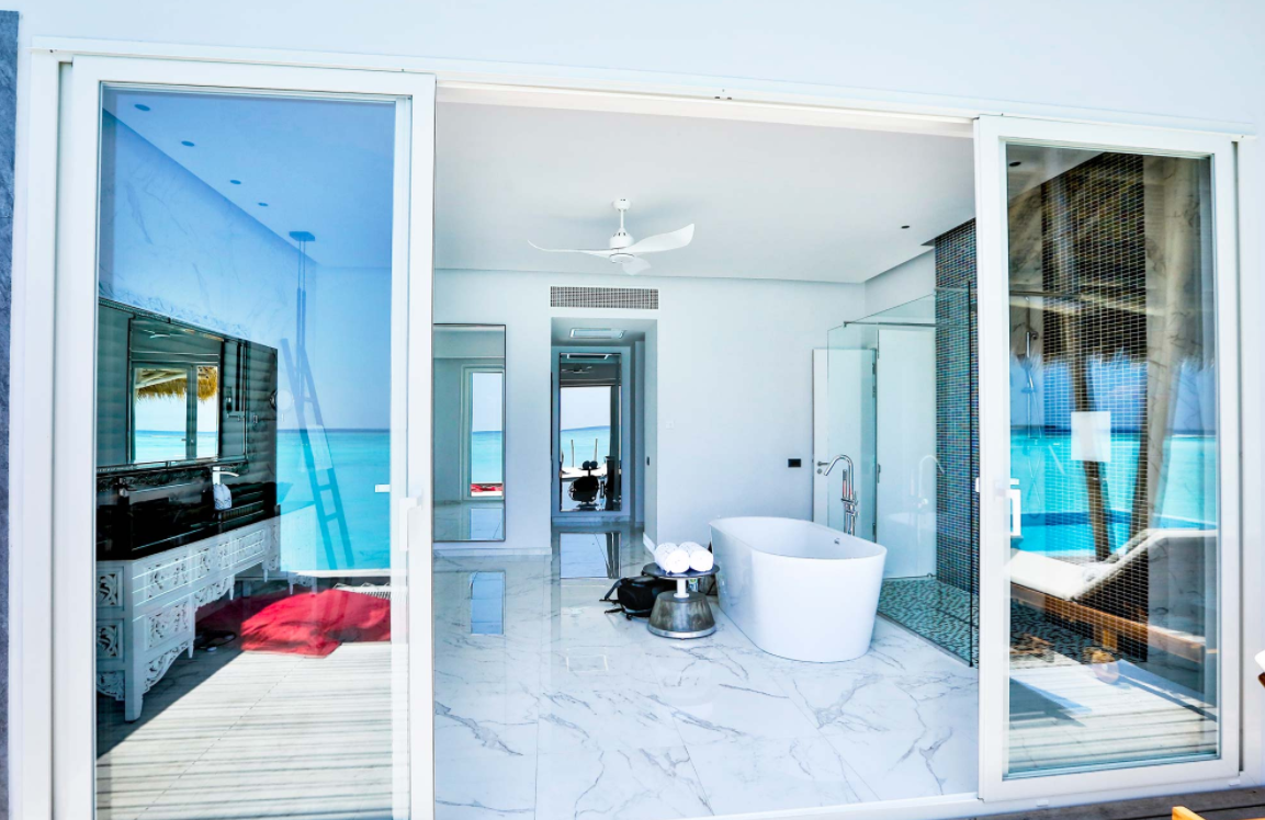 房型内部设施图片参考，如无边泳池与电视及音响， Water Villa with Pool-水上泳池别墅  maldievs(翡翠岛 Emerald Maldives Resort and Spa) 