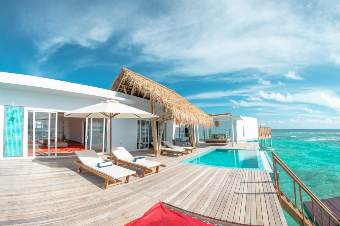 房型内部设施图片参考，如无边泳池与电视及音响， Superior Water Villa with Pool-高级水上泳池别墅  maldievs(翡翠岛 Emerald Maldives Resort and Spa) 