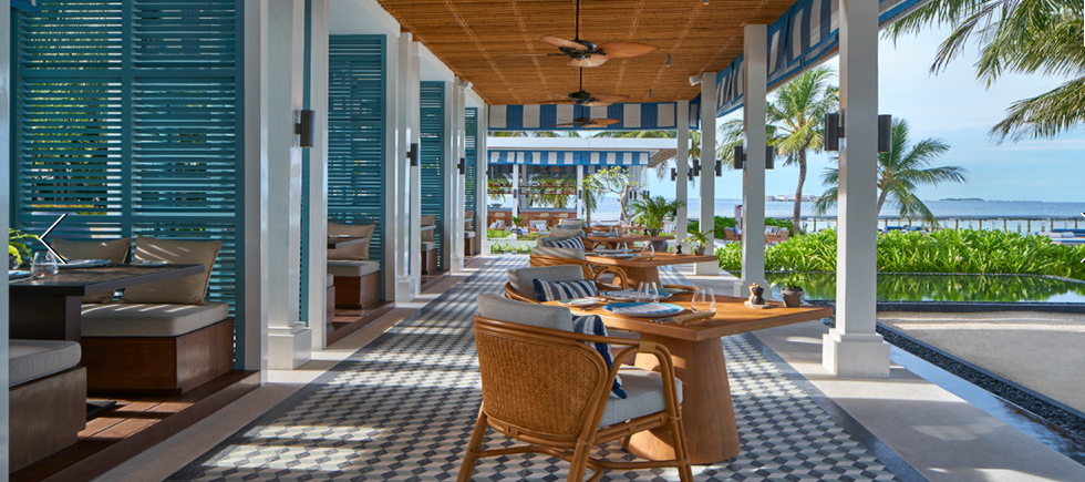 莱佛士梅拉德岛 Raffles Maldives Meradhoo,dining时间( 07:00 - 10:30 ；12:00 - 16:30 ；07:00 - 10:30 )美食攻略 Thari（主餐厅） ，方便大家选岛（海岸线假期一级代理提供），海岛马尔代夫maldives