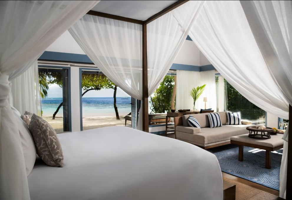 房型内部设施图片参考，如无边泳池与电视及音响， Deluxe Beach Villa-豪华沙滩别墅  maldievs(莱佛士梅拉德岛 Raffles Maldives Meradhoo) 