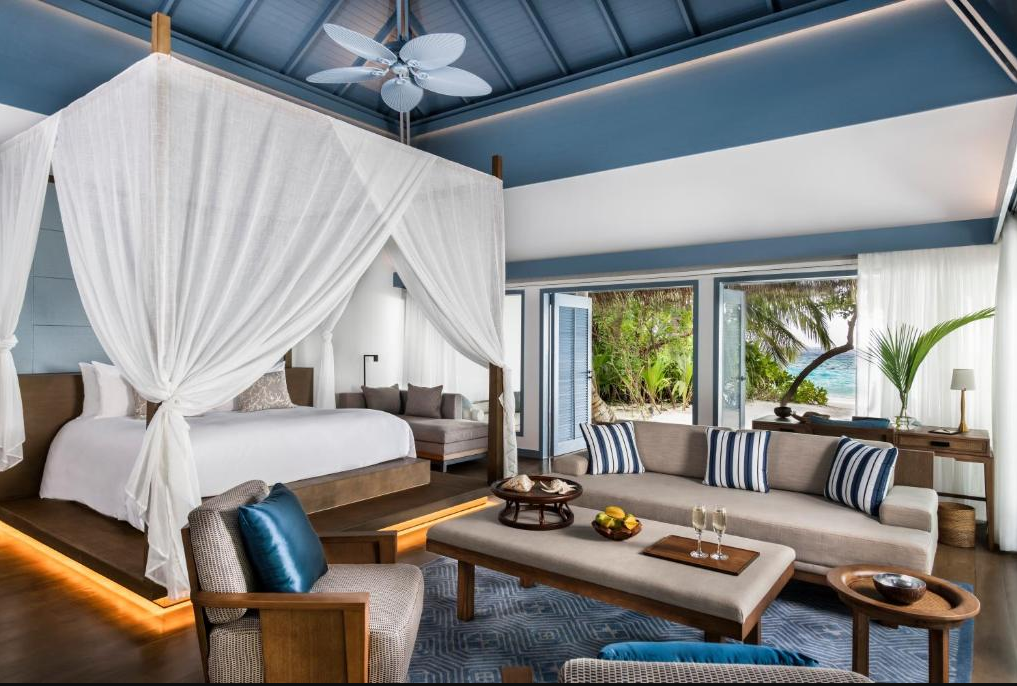 房型内部设施图片参考，如无边泳池与电视及音响， Beach Villa-沙滩别墅  maldievs(莱佛士梅拉德岛 Raffles Maldives Meradhoo) 