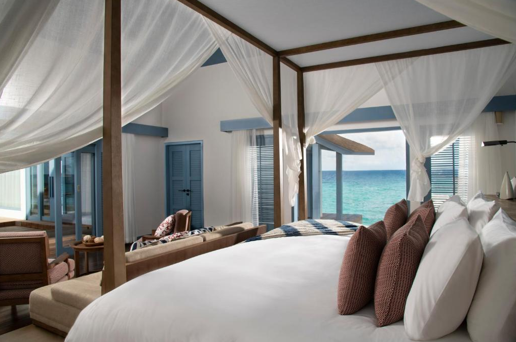 房型内部设施图片参考，如无边泳池与电视及音响， Overwater Residence-水上住宅  maldievs(莱佛士梅拉德岛 Raffles Maldives Meradhoo) 