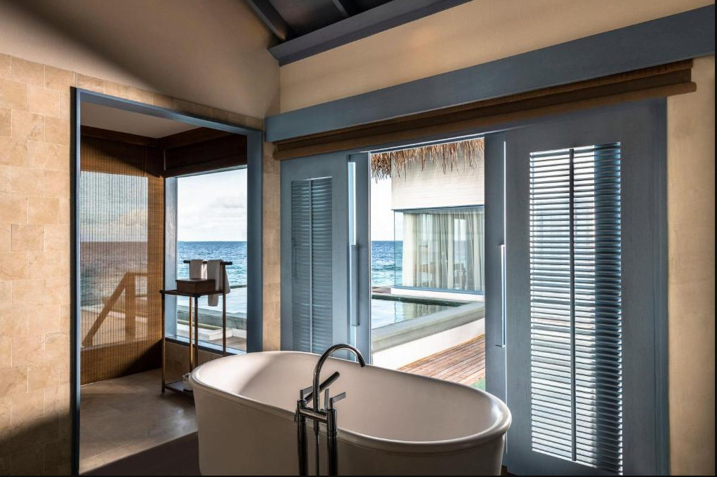 房型内部设施图片参考，如无边泳池与电视及音响， Sunset Overwater Residence-日落水上住宅  maldievs(莱佛士梅拉德岛 Raffles Maldives Meradhoo) 