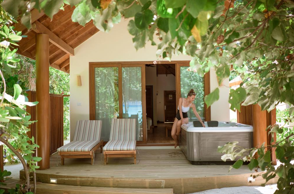 Beach villa with a luxurious jacuzzi-带豪华按摩浴缸的海滩别墅 房型图片及房间装修风格(瑞提法鲁岛 Reethi Faru Resort)海岛马尔代夫 