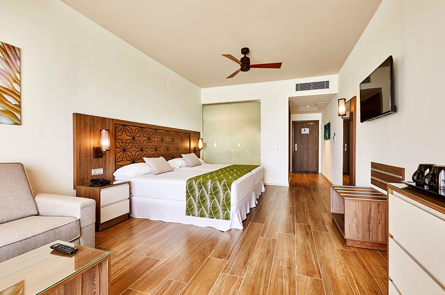 房型内部设施图片参考，如无边泳池与电视及音响， Double room with direct beach access-双人公寓（直达海滩） maldievs(悦宜湾珊瑚岛酒店 Hotel Riu Atoll) 