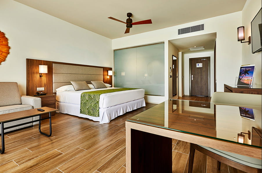 房型内部设施图片参考，如无边泳池与电视及音响， Junior Suite-公寓套房(楼上) maldievs(悦宜湾奢享|宫殿酒店 Riu Palace Maldivas) 