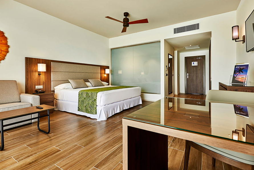 房型内部设施图片参考，如无边泳池与电视及音响， Junior Suite with beach access-海滩公寓套房(直达沙滩) maldievs(悦宜湾奢享|宫殿酒店 Riu Palace Maldivas) 