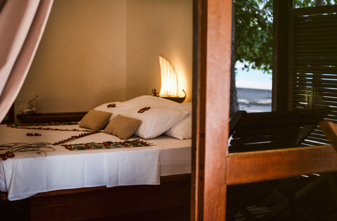 房型内部设施图片参考，如无边泳池与电视及音响， 沙滩小屋-BEACH BUNGALOW maldievs(安利玛莎 Alimatha Aquatic Resort ) 