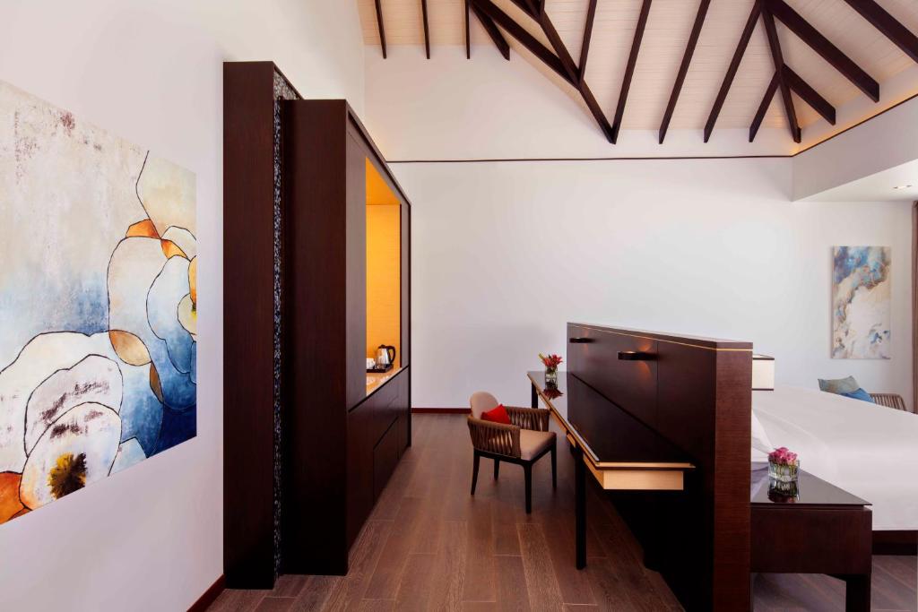 房型内部设施图片参考，如无边泳池与电视及音响， Two-bedroom beach pool suite-双卧室海滩泳池套房 maldievs(丽笙度假酒店 Radisson Blu Resort Maldive) 