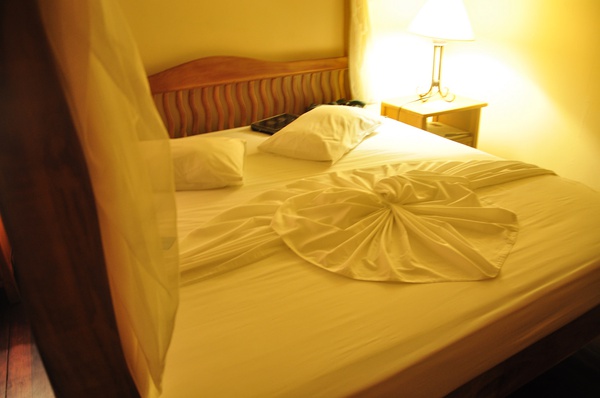 第一天小黑会把床铺成蜜月床。