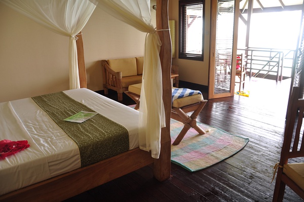 床也是直接面对着海的