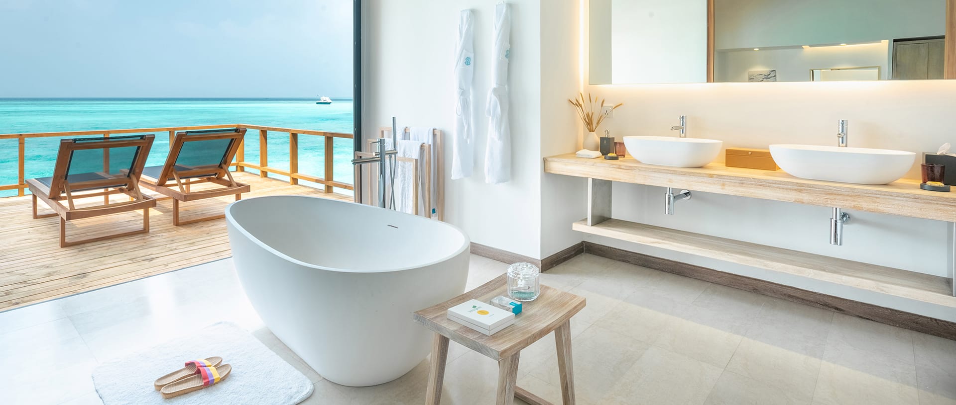 房型内部设施图片参考，如无边泳池与电视及音响， 水上别墅-Pool Water Villa maldievs(富士法鲁岛 Fushifaru Maldives) 