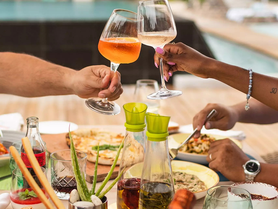 科拉科拉岛 Cora Cora Maldives,dining时间( 午餐时间:12:00–15:30  晚餐时间:18:30-22:30  酒吧营业:10:30-24:00  )美食攻略 海滩俱乐部--Acquapazza Beach Club ,方便大家选岛(海岸线假期一级代理提供),海岛马尔代夫maldives