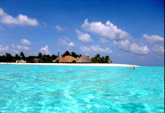 安嘎嘎岛 Angaga Island ,马尔代夫风景图片集:沙滩beach与海水water太美，泳池pool与水上活动watersport好玩