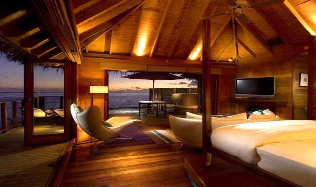 房型内部设施图片参考，如无边泳池与电视及音响， 豪华水上别墅-Deluxe Water Villa maldievs(港丽|希尔顿·康莱德 Conrad Maldives Rangali) 