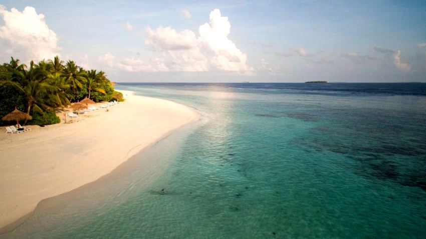 芙拉薇莉岛 Furaveri Island Resort and Spa ,马尔代夫风景图片集:沙滩beach与海水water太美，泳池pool与水上活动watersport好玩