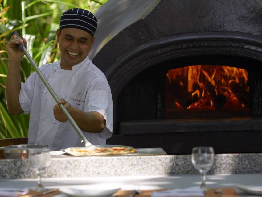 芙花芬岛|胡花芬 Huvafen Fushi,dining时间( 12:00–16:00 )美食攻略 Foglianis（披萨餐厅） ，方便大家选岛（海岸线假期一级代理提供），海岛马尔代夫maldives