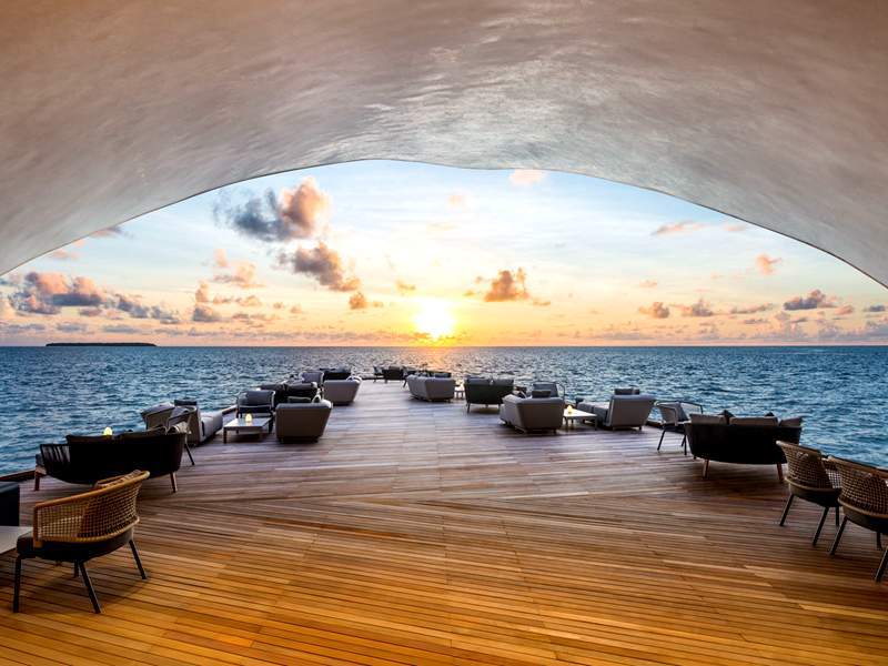 瑞吉|沃木里 The St. Regis Maldives Vommuli Resort,dining时间( 17:00 PM - 12:00 AM )美食攻略 The Whale Bar（鲸鱼酒吧） ，方便大家选岛（海岸线假期一级代理提供），海岛马尔代夫maldives