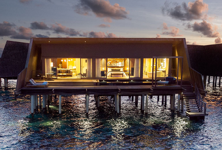 房型内部设施图片参考，如无边泳池与电视及音响， 瑞吉水上泳池套房-Overwater St. Regis suite with pool maldievs(瑞吉|沃木里 The St. Regis Maldives Vommuli Resort) 