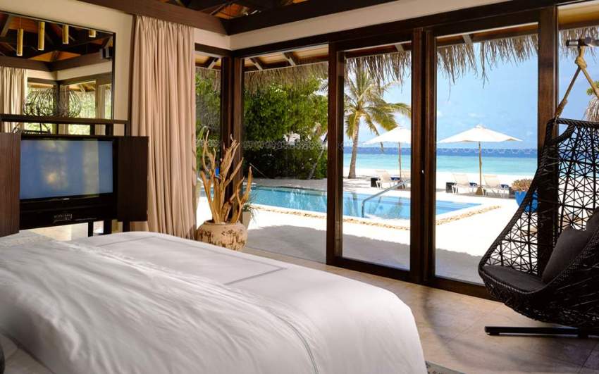 房型内部设施图片参考，如无边泳池与电视及音响， 豪华海滩泳池别墅-Deluxe Beach Pool Villa maldievs(维拉私人岛 Velaa Private Island) 