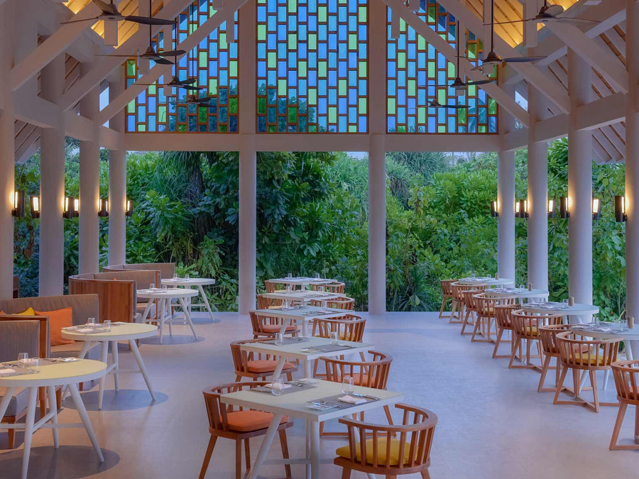 翡翠法鲁富士岛 Emerald Faarufushi Resort and Spa,dining时间( 早餐07:30-10:30、午餐12:00-17:00、晚餐18:30-22:30 )美食攻略 主餐厅--Aqua Restaurant ,方便大家选岛(海岸线假期一级代理提供),海岛马尔代夫maldives